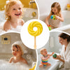 Enfants joyeux dans le bain avec sucettes bombe de bain mousse